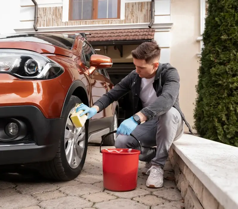 Lavage auto à domicile Tréon : professionnel intervenant sur un véhicule